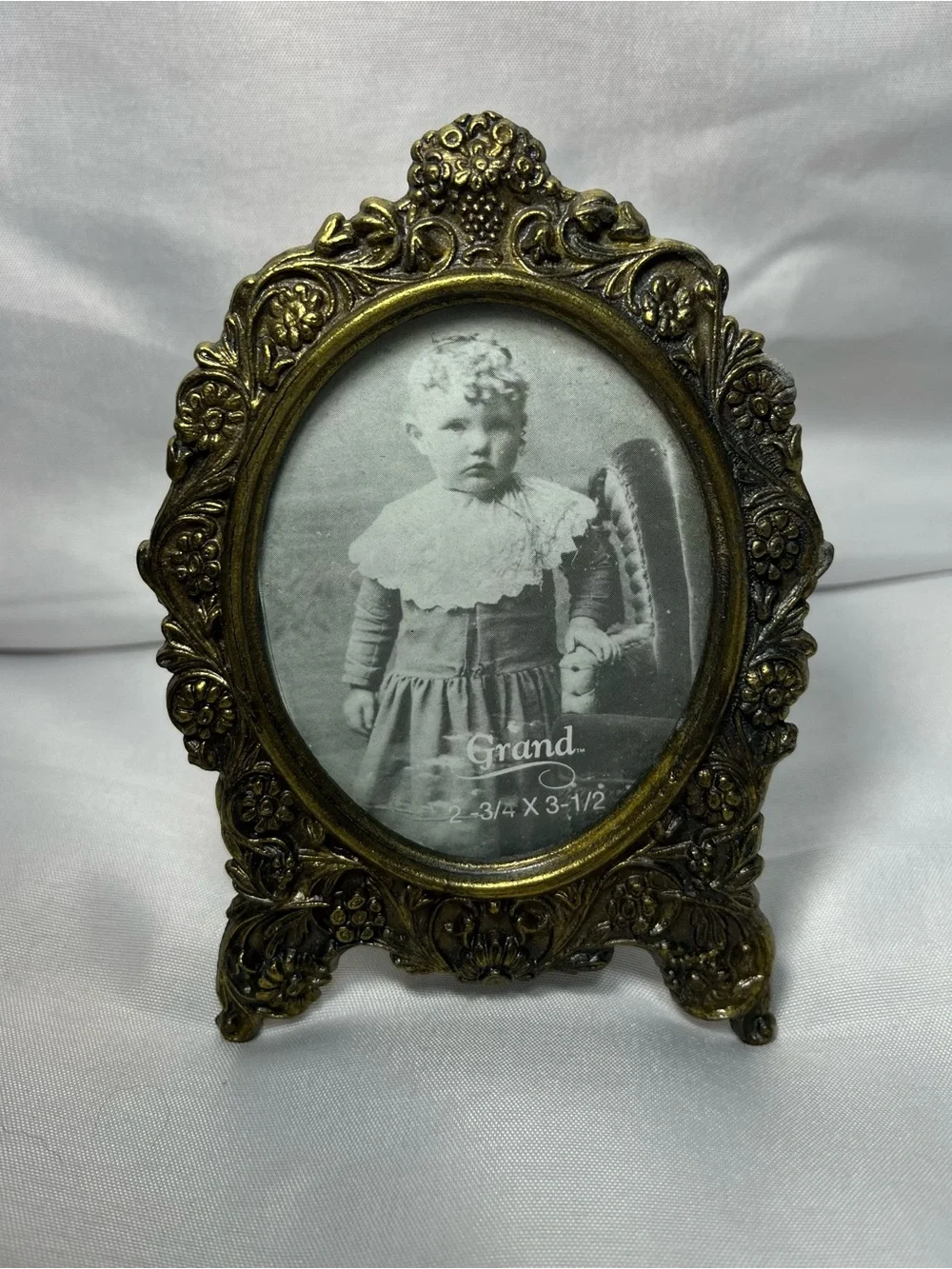 Vintage Victorian Brass Tone Oval Ornate Floral Picture Frame 2.75” x 3.5” New